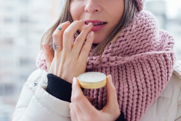 Bibir Kering dan Terkelupas Bikin Tak Nyaman? Oleskan Saja Salah Satu dari 10 Rekomendasi Lip Balm Ini