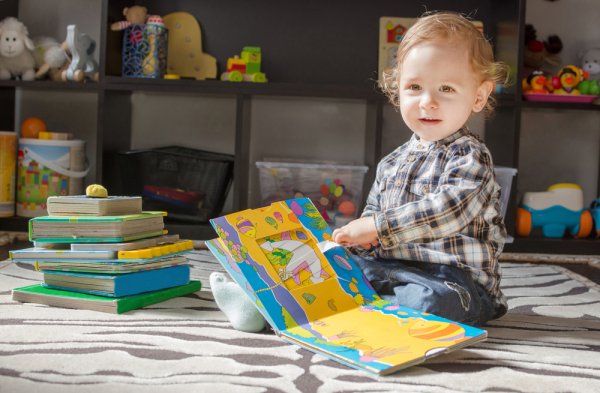 Mengenalkan Literasi Membaca sejak Dini! Ini 10 Rekomendasi Buku Cerita Bayi dari Lahir hingga Balita (2024)