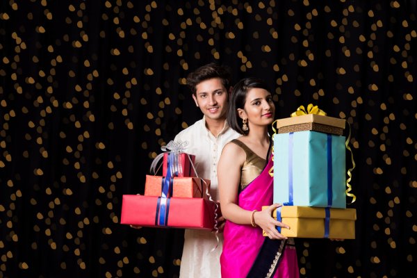 Confused on How to Make Diwali Special for Her? Check out the Best Gift Ideas for the Festival of Lights in 2019
