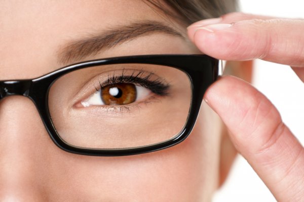 15 Rekomendasi Kacamata untuk Wajah Bulat! (2023)