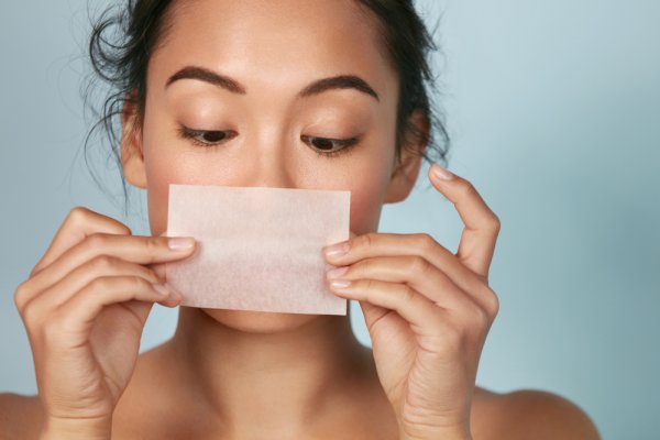 Sebaiknya Tidak Percaya Mitos, Gunakan 10 Rangkaian Skincare untuk Kulit Berminyak yang Bikin Kulit Semakin Cerah (2020)
