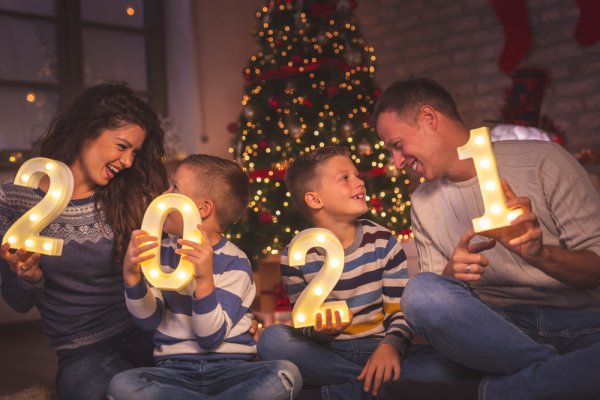 Tahun Baruan di Rumah Aja? Intip 10 Kegiatan Seru yang Bisa Dilakukan Bersama Keluarga 