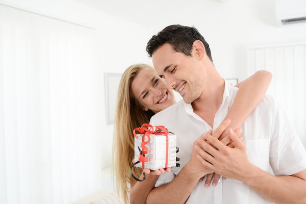 1 Year Anniversary Gift for Husband: Sensational List of Ideas and Gifts to Give Your Husband on 1st Anniversary
