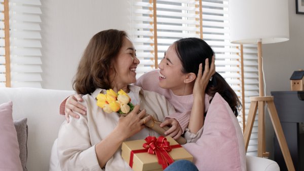10 ý tưởng tặng quà thiết thực bạn có thể làm quà 20/10 cho mẹ (năm 2022)