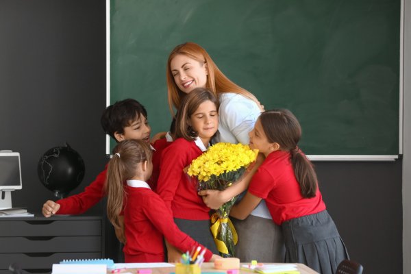 Gợi ý 10 món quà 20/11 tặng cô giáo vừa đẹp vừa tinh tế (năm 2022)