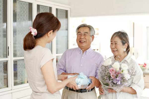 Top 10 quà tặng bố mẹ nhân kỷ niệm ngày cưới ý nghĩa và thiết thực (năm 2022)
