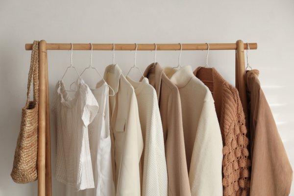 15 Rekomendasi Gantungan Baju yang Bagus untuk Menjaga Pakaian dari Kerutan (2023)