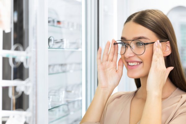 10 Rekomendasi Kacamata Frame Tipis Kekinian untuk Wajah Bulat (2023)
