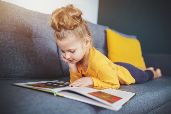 Jangan Asal Pilih, Ini 10 Rekomendasi Buku Cerita Anak yang Bisa Diberikan Pada Buah Hati