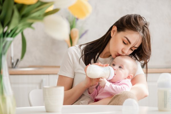Bingung Cari Susu Alternatif Bayi yang Pencernaannya Sensitif? Coba 8 Rekomendasi Susu Ini, Yuk!
