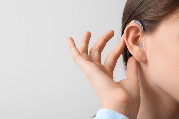 13 Rekomendasi Alat Bantu Dengar Atasi Masalah Pendengaran Jadi Lebih Baik (2023)