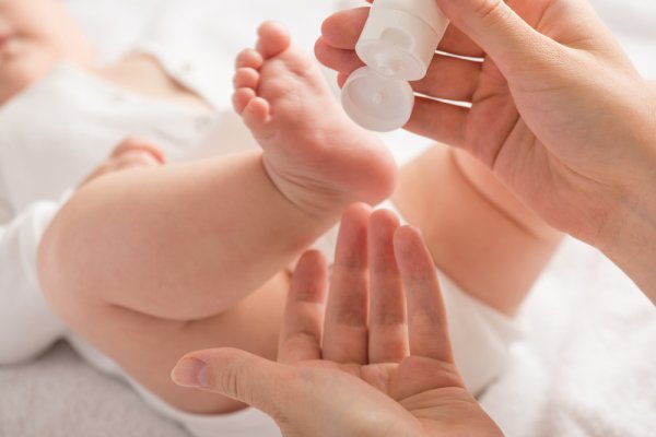 Hadiahkan Keluarga Lahiran dengan 15 Skincare Bayi Newborn Terbaik! (2023)