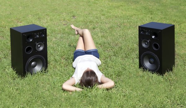 Rasakan Pengalaman Mendengarkan Musik yang Berbeda dengan 15 Rekomendasi Speaker Outdoor Terbaik(2023)