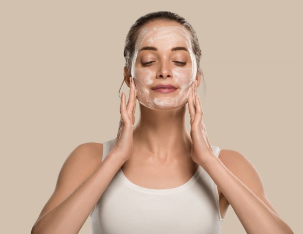 Tampil Cantik dan Nyaman: 15 Rekomendasi Facial Wash Terbaik untuk Kulit Kering Sensitif (2023)