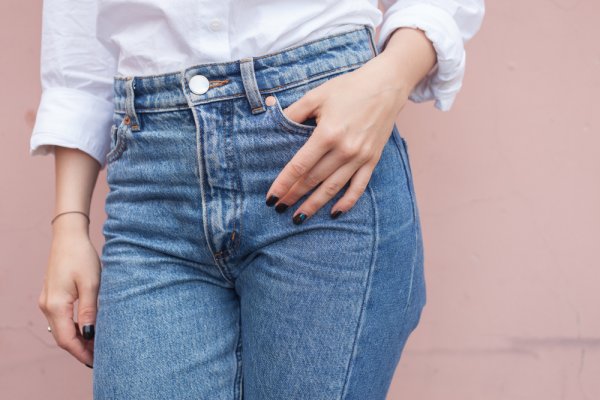 Tambah Koleksimu dengan 10 Rekomendasi Celana Jeans Wanita Branded Terbaik (2023)