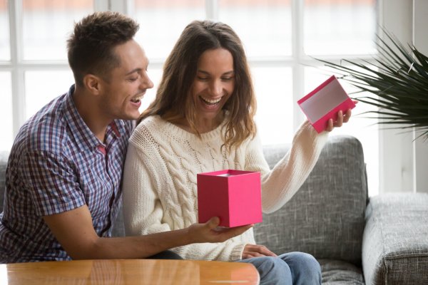 Gợi ý 10 món quà lưu niệm dành cho bạn gái mới quen (năm 2021)