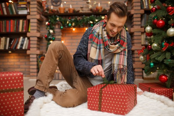 30代の彼氏に人気のクリスマスプレゼントランキング 予算相場やおすすめの過ごし方 喜ばれるメッセージ文例も徹底紹介 ベストプレゼントガイド