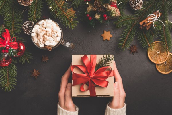 Gợi ý 10 món quà Noel ý nghĩa dành tặng các thành viên trong gia đình (năm 2020)