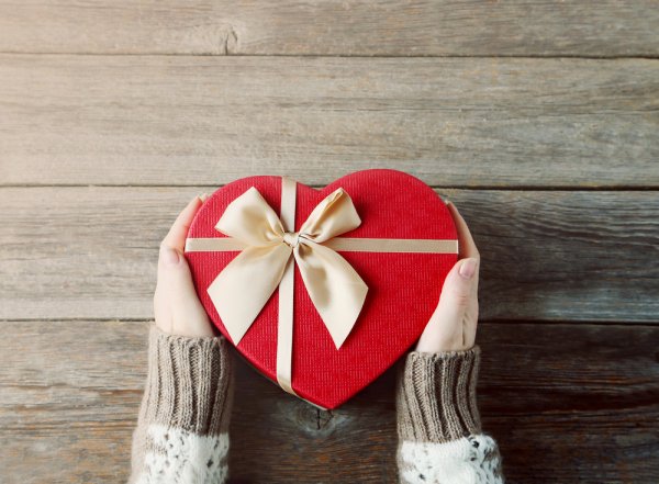 10 Gifts for Her on Engagement She Won’t Forget and Is Gifting on the Engagement Mandatory? (2018)