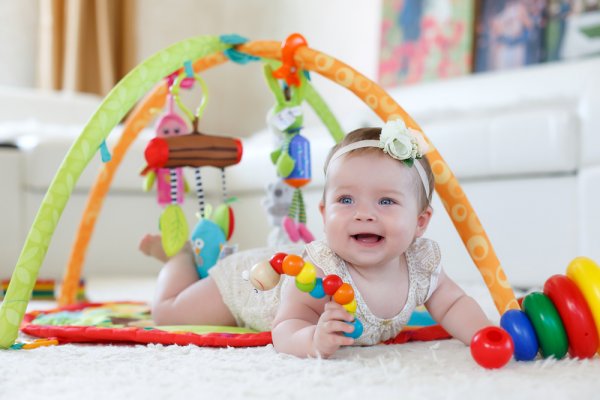 10 Rekomendasi Mainan untuk Bayi yang Aman, Menyenangkan, dan Edukatif!
