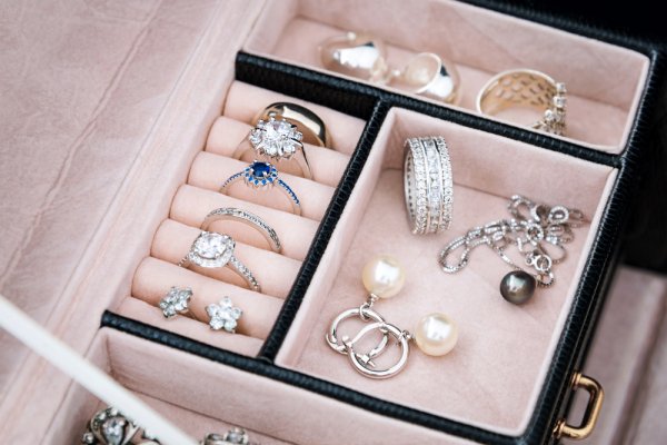 Simpan Koleksi Perhiasan dengan 15 Rekomendasi Kotak Perhiasan Elegan, Bisa untuk Pajangan! (2023)
