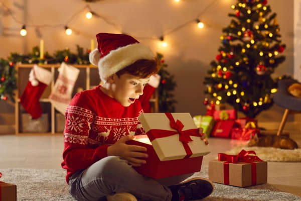 Gợi ý 10 món quà Noel cho bé trai 8 tuổi dễ thương, ngộ nghĩnh (năm 2021)