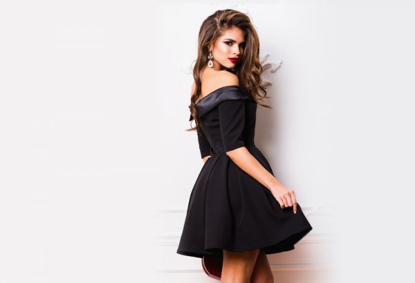 Tampil Chic dengan 11 Rekomendasi Dress Hitam, Inspirasi Fashion Terbaru!	
