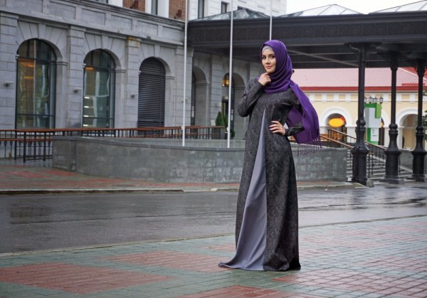 10 Rekomendasi Baju Muslim Berwarna Hitam yang Membuat Penampilan Tampak Anggun dan Mempesona 