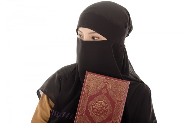 Tetap Tampil Modis dengan 9 Rekomendasi Jilbab Cadar yang Menawan