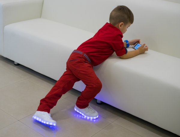 Sepatu Nyala LED ini Cocok untuk Ulang Tahun Si Kecil