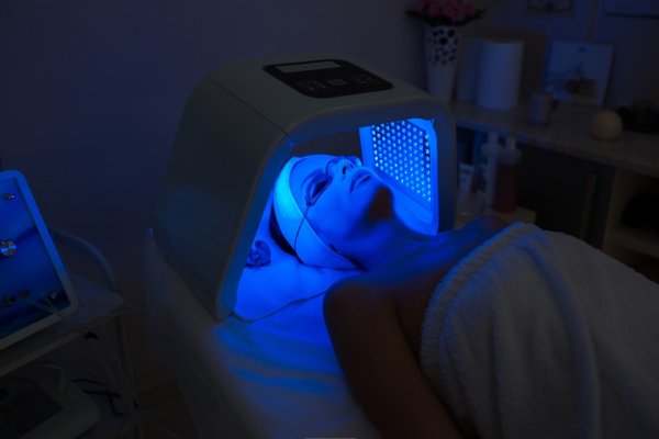 Dapatkan Wajah Glowing Bebas Jerawat dengan Bio Acne Light Therapy di 7 Klinik Yogyakarta (2023)