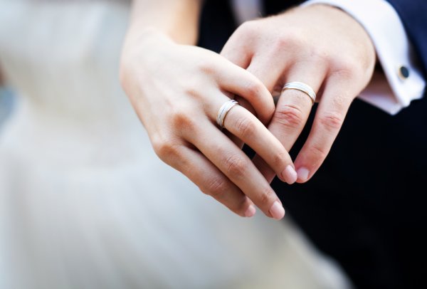 10 Rekomendasi Cincin Lamaran dan Pernikahan yang Elegan dari Online Shop Terpercaya (2020)