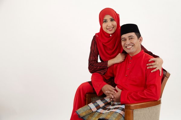 Tampil Serasi Bersama Pasangan dengan Rekomendasi 7 Model Baju Gamis Couple Muslim