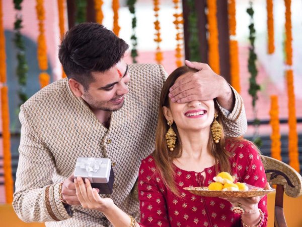 Looking for Gift Ideas for Bhai Dooj to Amaze Your Dearest Sister or Brother? Here are 10 Amazing Gifts for Bhai Dooj, Thali Decoration Ideas and More (2020)