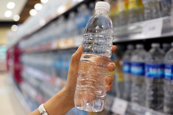 30 Rekomendasi Air Mineral Murah untuk Tubuh dan Tips Memilih Air Minum Kemasan dari para Pakar (2023)