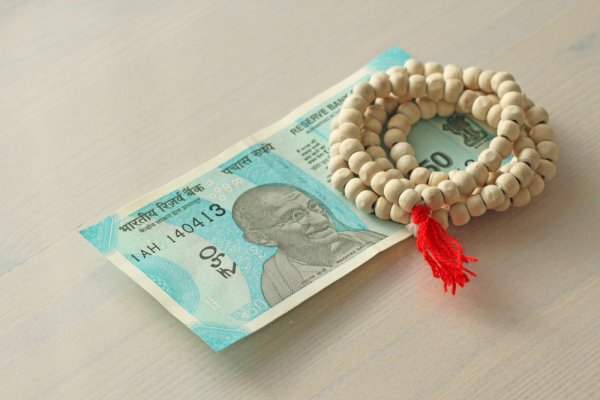 How to Do Budget Gift Shopping and 10 Nice Suggestions for Gifts Under 50 Rupees