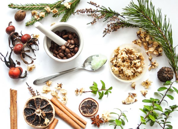 Cantik Alami dengan 30 Kosmetik Tradisional Warisan Nenek Moyang yang Direkomendasikan oleh Pakar Kecantikan (2022)