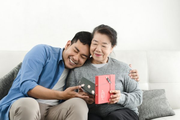 Top 10 món quà tuyệt vời nên mua dành tặng bố mẹ (năm 2020)