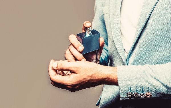 10 Rekomendasi Parfum Pria Terbaik yang Bikin Makin Percaya Diri! (2023)