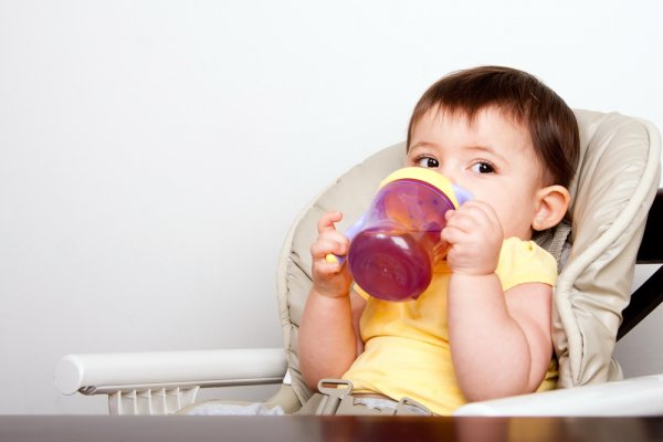 Aman dan Nyaman, Ini Dia 10 Rekomendasi Baby Cup untuk Melatih Si Kecil Minum Sendiri (2023)