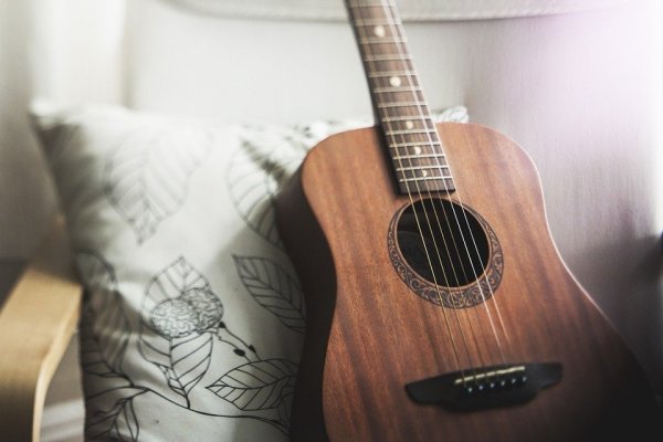 Tips Memilih Senar Gitar Akustik dan 10 Rekomendasinya