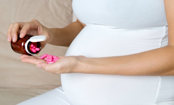 10 Rekomendasi Suplemen Tambah Darah untuk Ibu Hamil yang Aman Bagi Janin (2023)
