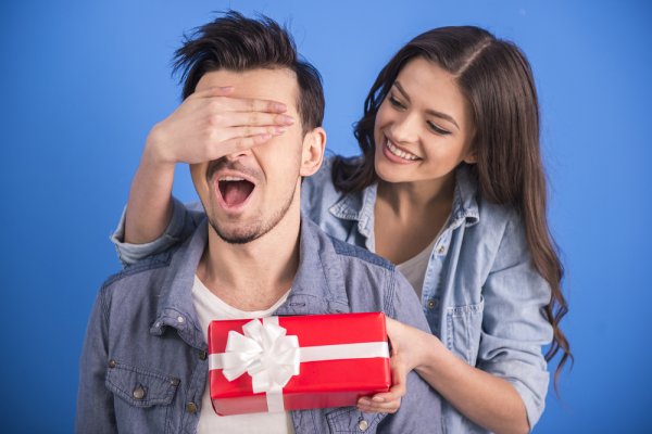 आपके पति के जन्मदिन पर उसके लिए 10 अद्भुत उपहार जिन्हें पाकर वह बहुत खुश और अचंभित हो जाएंगे (2018)