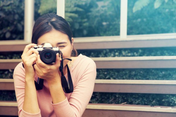 Sedang Belajar Fotografi? Ini 15 Rekomendasi Kamera Mirrorless Terbaik untuk Pemula
