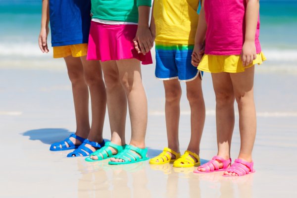 Tips Memilih Sandal yang Nyaman untuk Anak dan 10 Rekomendasi Sandal Anak Terbaik! (2023)