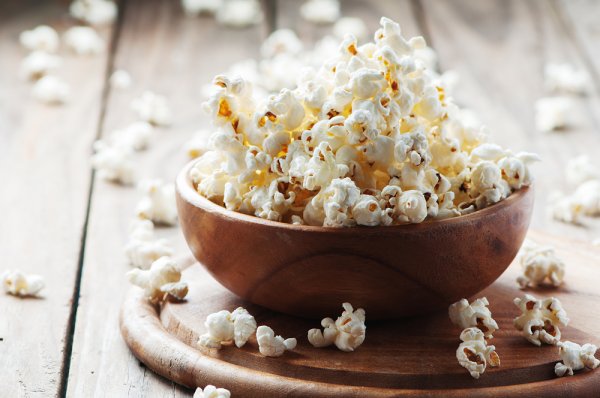 Sambil Bersantai, Nikmati Popcorn Kemasan Enak Ini di Rumah Kamu (2023)
