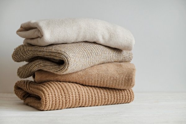 10 Rekomendasi Sweater untuk Hijaber, Simpel tapi Tetap Stylish (2023)