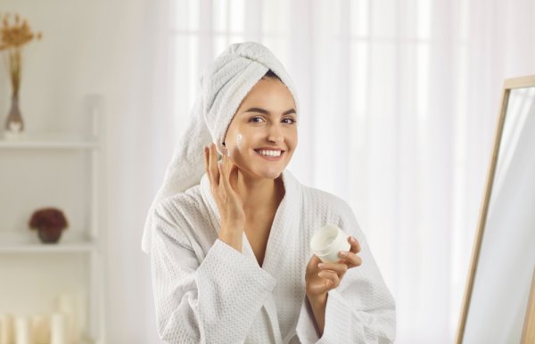 Tampil Percaya Diri dengan Penggunaan Rutin 15 Rekomendasi Skincare Terbaik untuk Memutihkan Wajah (2023)