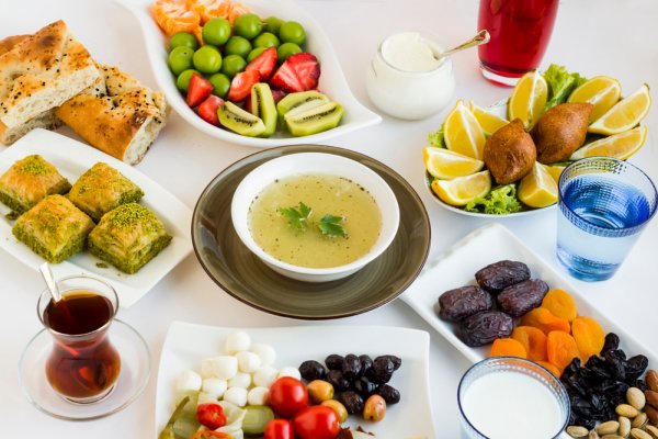 रमजान के दौरान क्या खाएं(2020)? यहां पूरी भोजन योजना है  जिससे आप उपवास का आनंद लें सकते है और रमजान की भावना पर विजय पा सकते है।