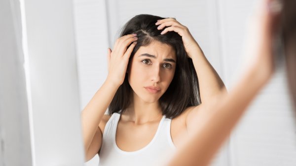 Sick and Tired of Dandruff(2020)? Your Complete Guide to Treat Dandruff in Oily Hair along with 10 Best Products to Get Started